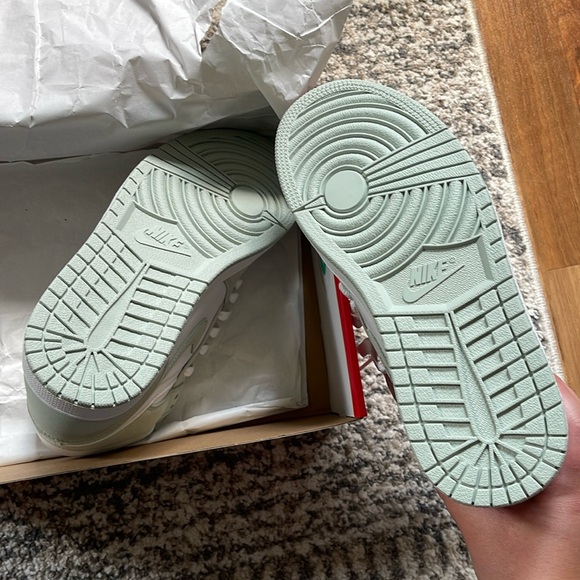 NWOT Women’s Air Jordan 1 Retro High OG ‘Seafoam’ - Picture 5 of 9